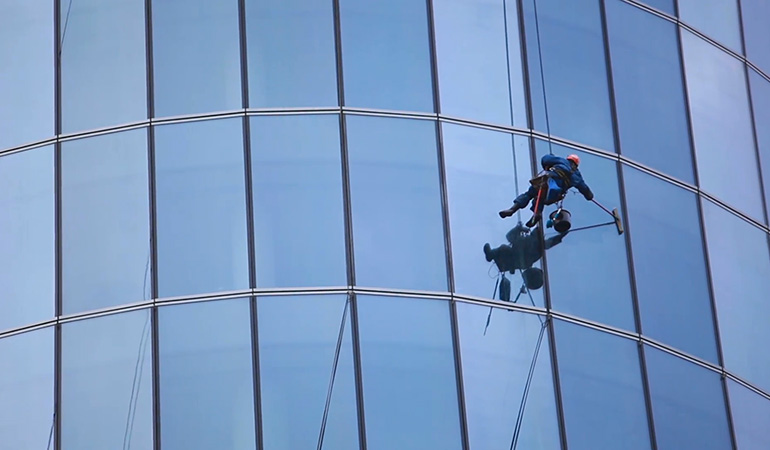 Alpinistes nettoie les fenetres sur Paris