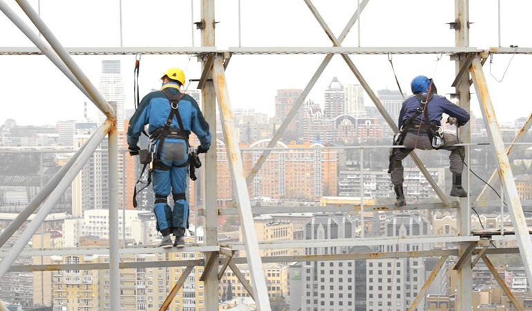 Cordiste réparant une grue sur Paris