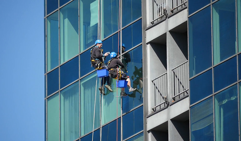 Cordistes sur immeuble sur Paris